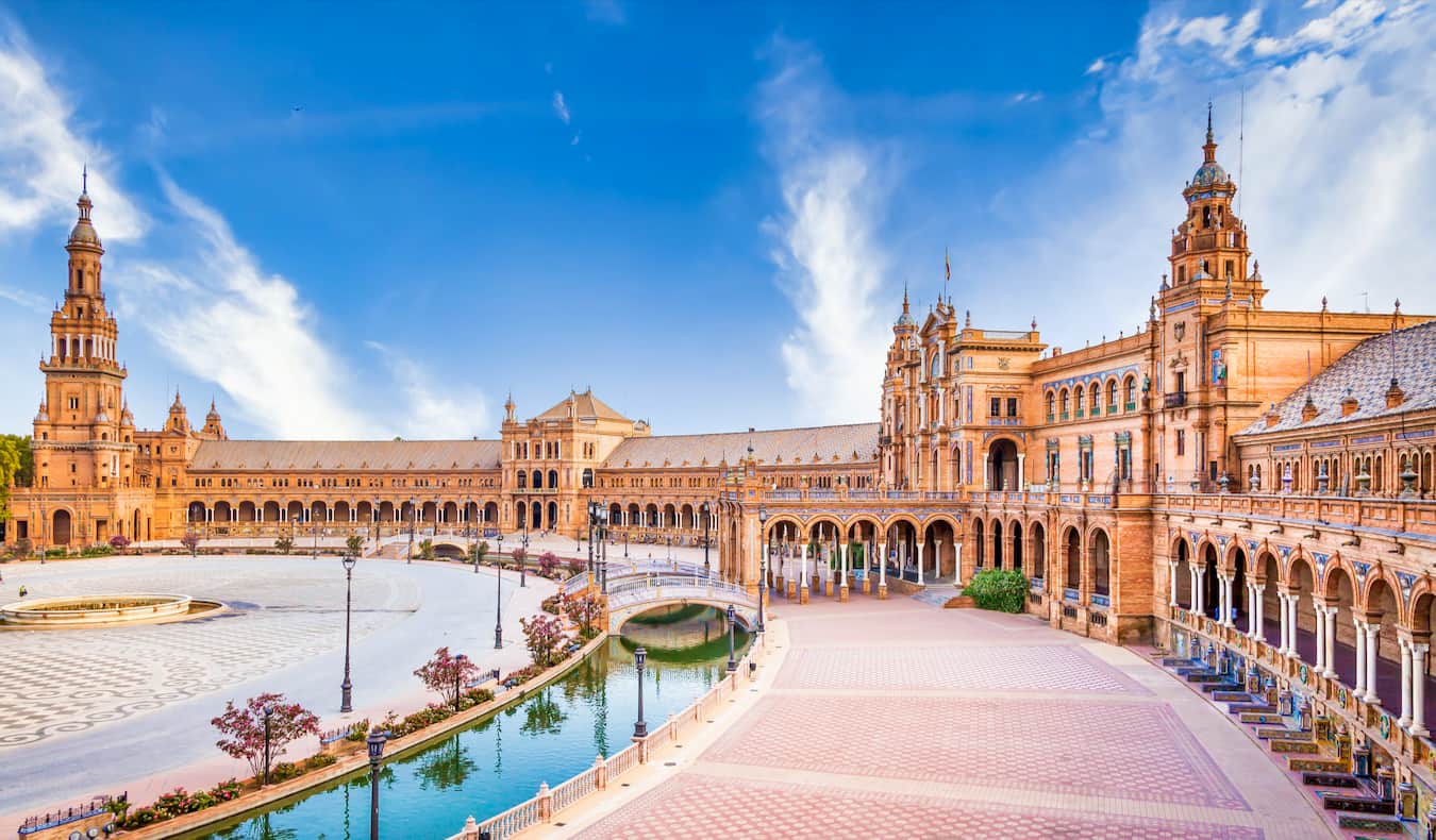 Palácio real incrível na bela Sevilha, Espanha, em um dia ensolarado