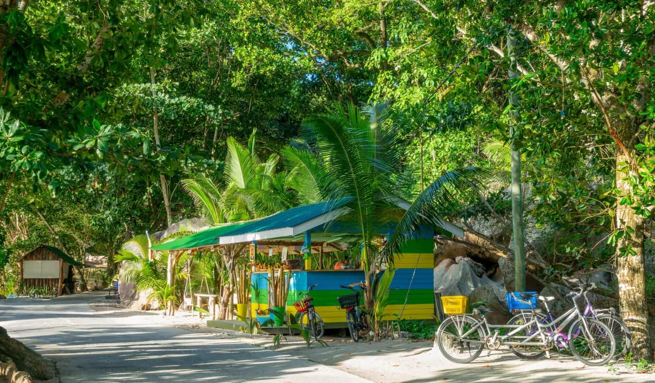 Quiosque na estrada com bicicletas estacionadas na entrada das Seychelles