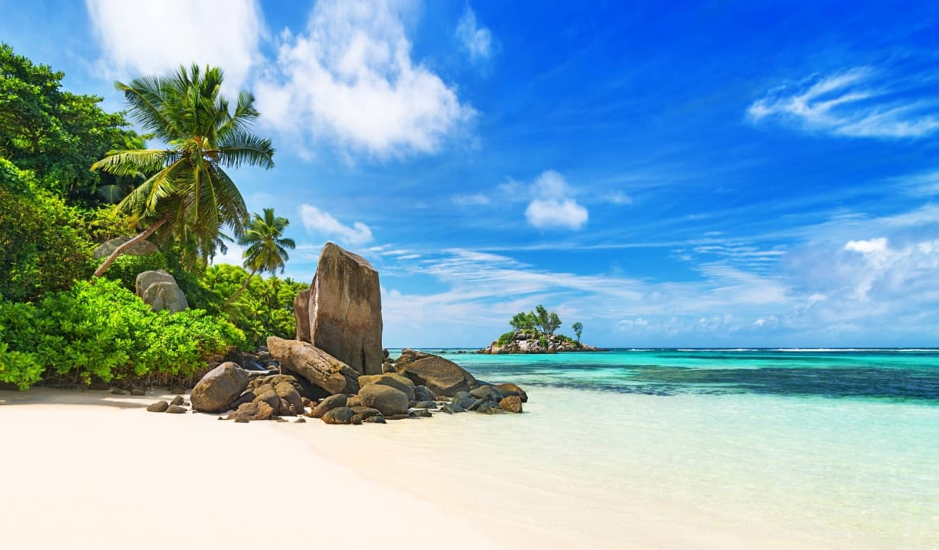 Bela praia com areia branca nas seychelles