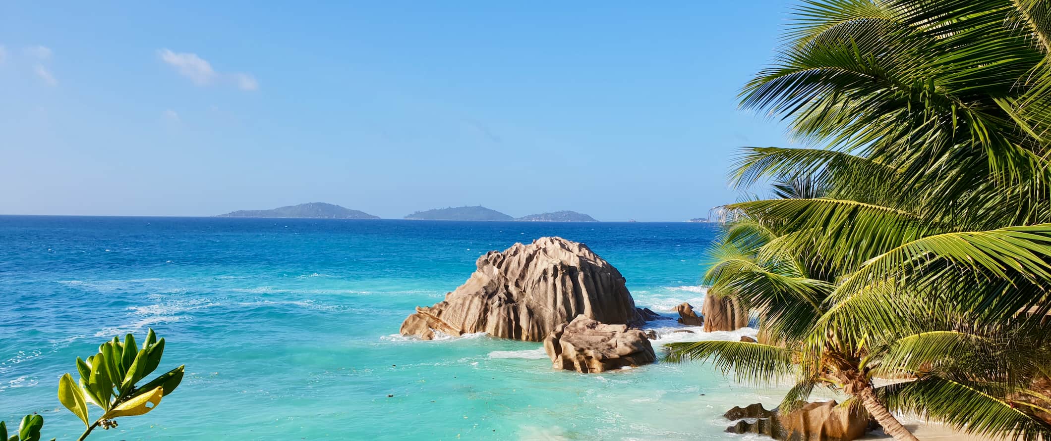Praia tropical em seychelles com areia branca e céu azul brilhante acima da cabeça