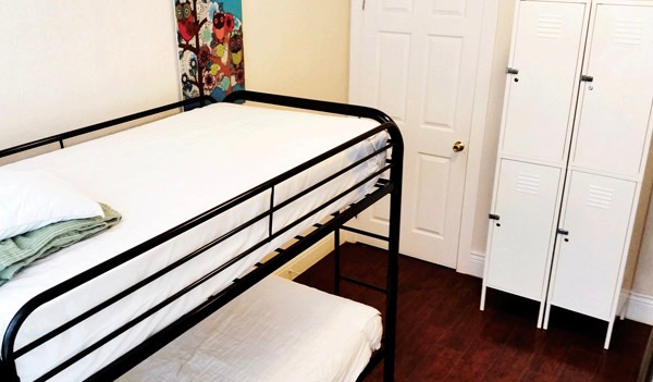 Beds estreitos no albergue de Ororange Village, em São Francisco, EUA