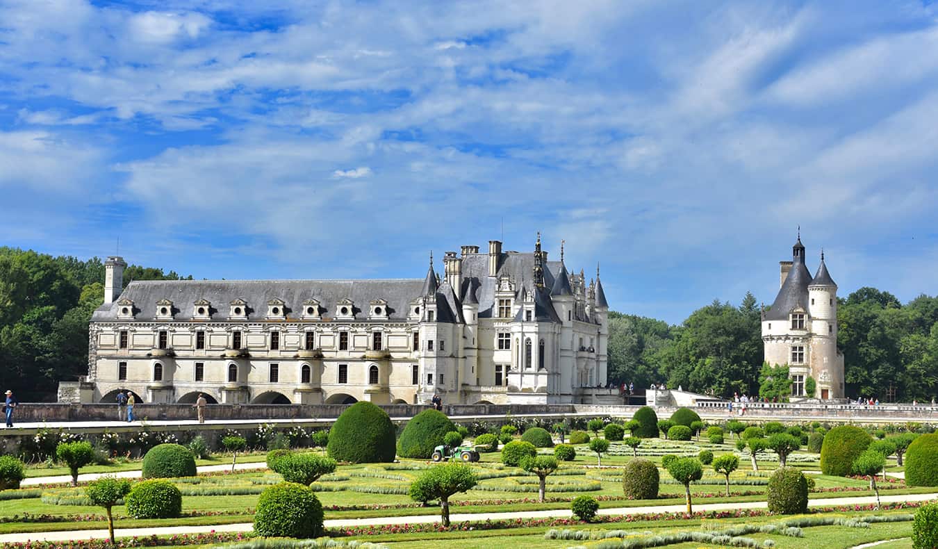 Castelo na França e jardins circundantes num lindo dia de verão
