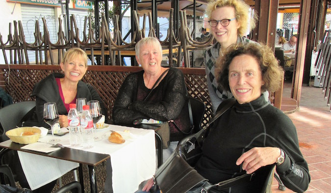 Viajantes mais velhos se encontram em restaurante no exterior
