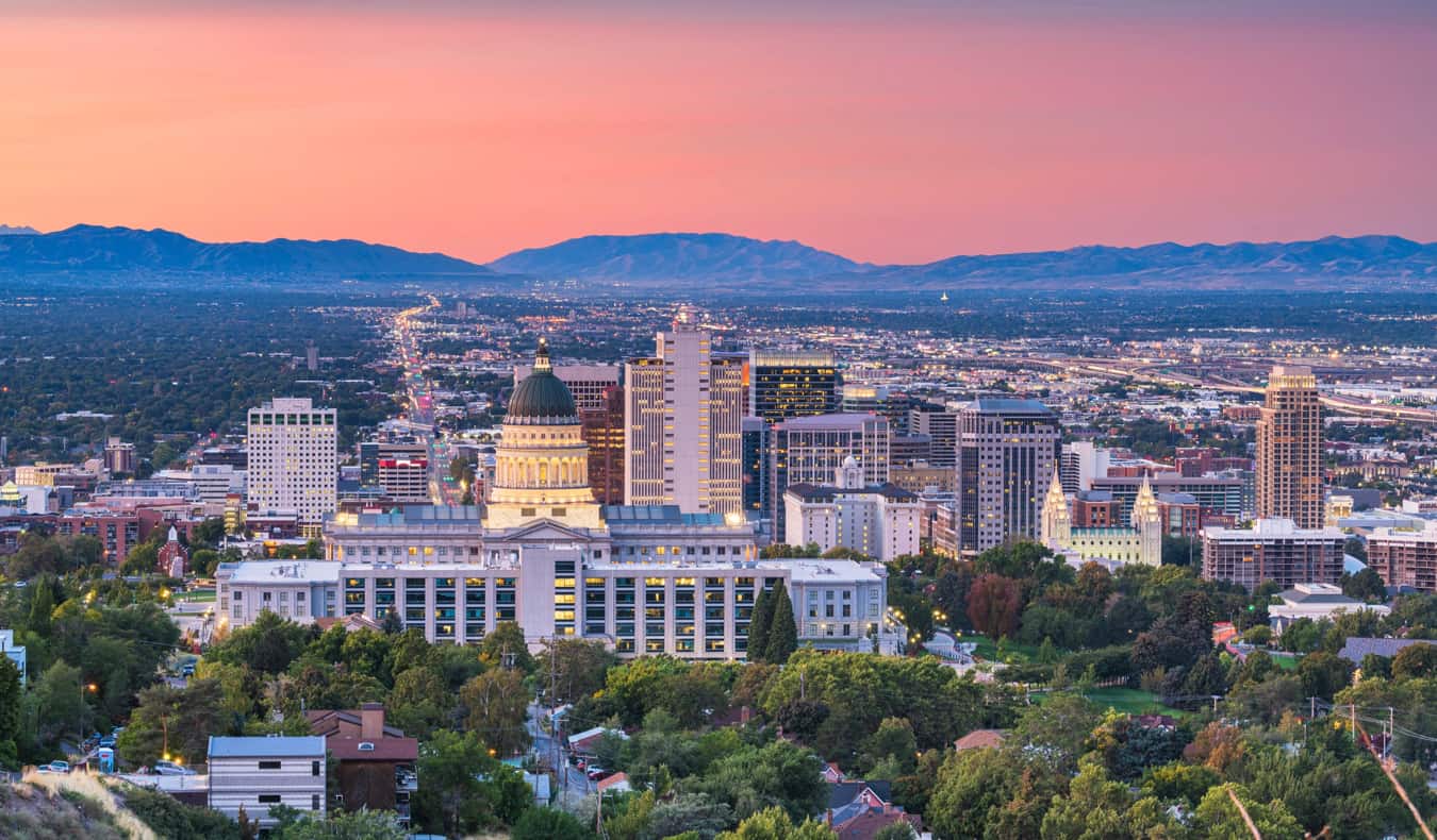Sunset colorido sobre Salt Lake City, Utah, com montanhas ao fundo