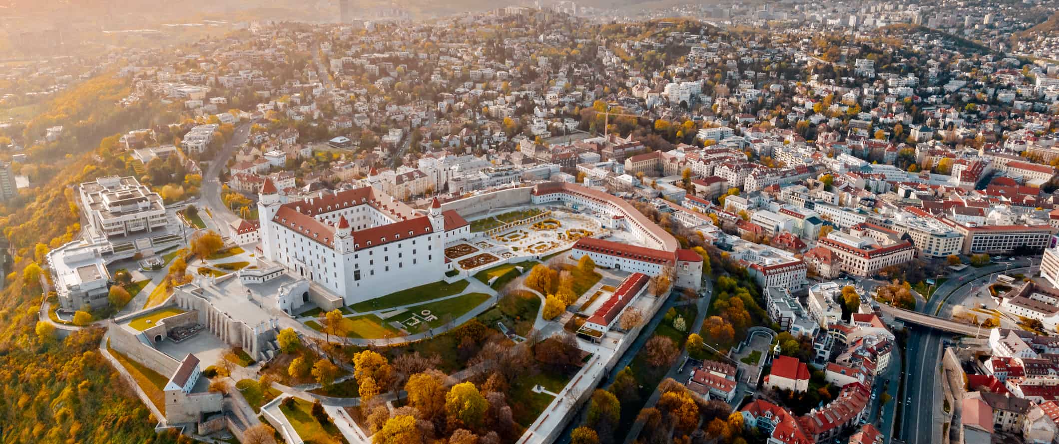 Vista aérea de Bratislava, capital da Eslováquia, com edifícios históricos e muito verde