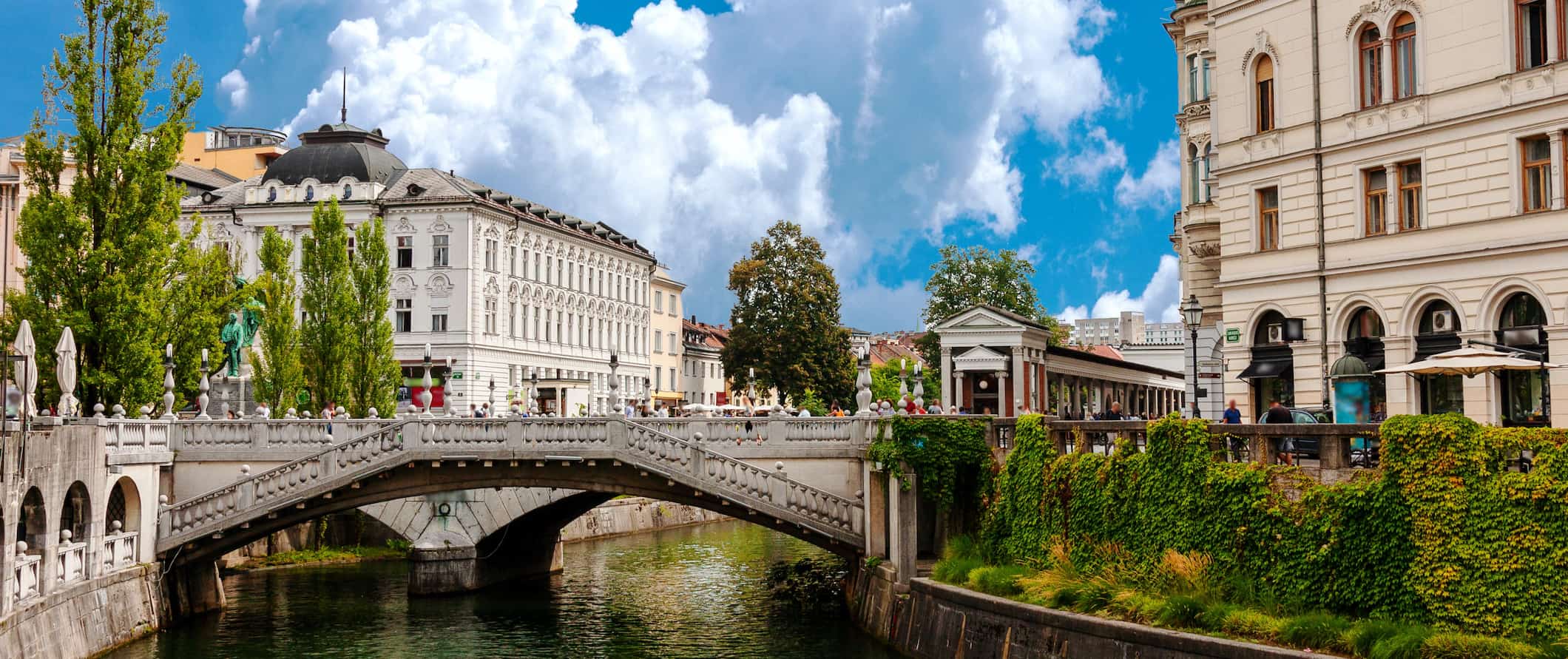 Edifícios Históricos de Ljubljana ao longo do canal na Eslovênia em um dia ensolarado