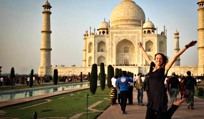Candice Rardon posa no Taj Mahal, na Índia