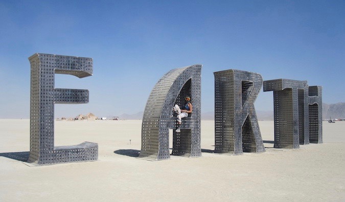 Viajante solitária no festival Burning Man no deserto