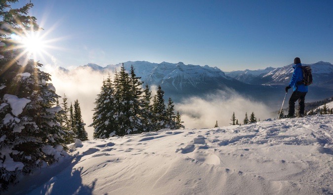 Viajante solitária durante uma caminhada nas montanhas nevadas