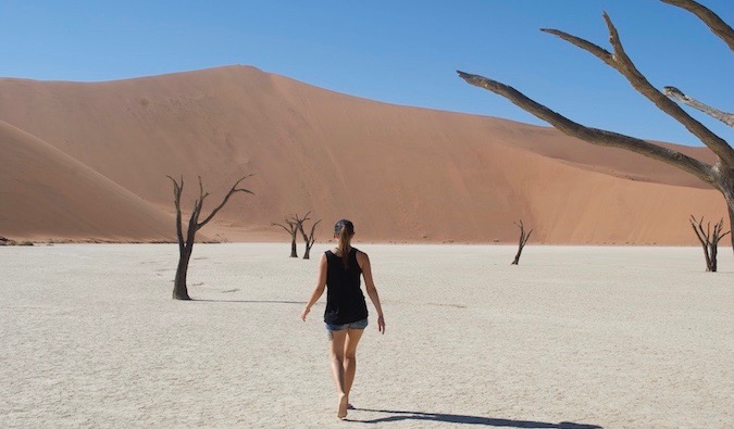 Uma viajante caminha sozinha no deserto da Namíbia