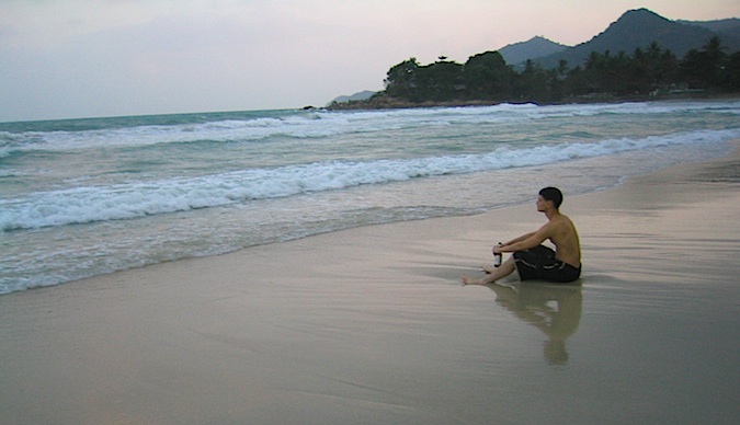 Nomad Matt medita nas praias da Tailândia