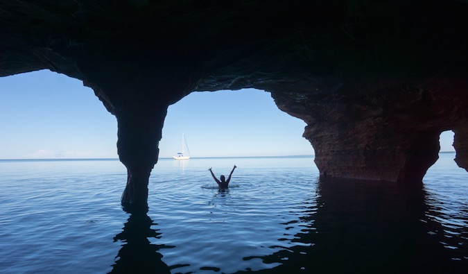 Nadas solitárias-transportadoras de mulheres em cavernas oceânicas