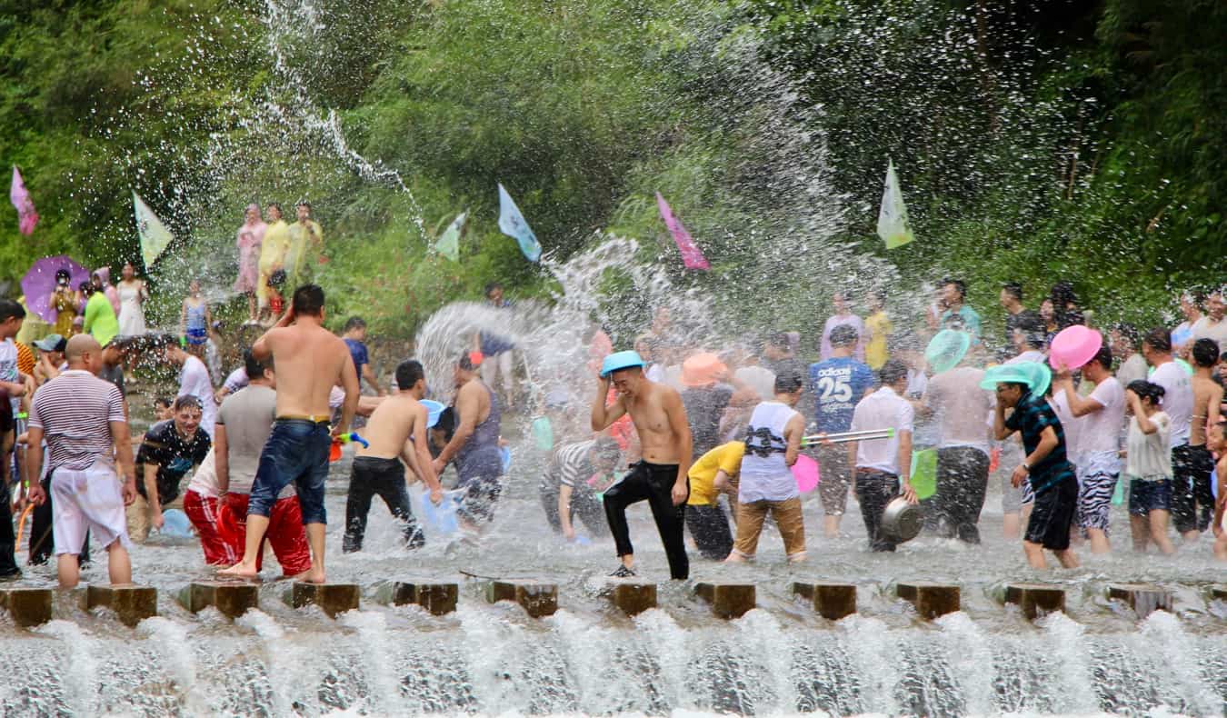 As pessoas brigam pela água durante o Songkran, o Ano Novo tailandês.