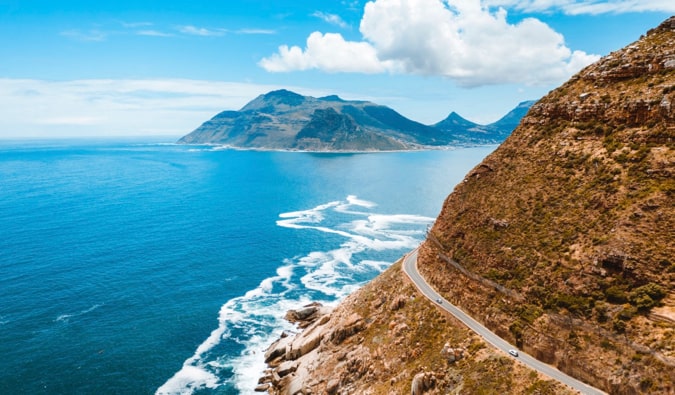Bela estrada costeira ao longo do oceano perto da Cidade do Cabo, África do Sul