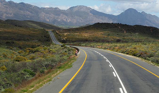 Uma estrada aberta durante um caminho de carro ao longo da estrada do jardim na África do Sul