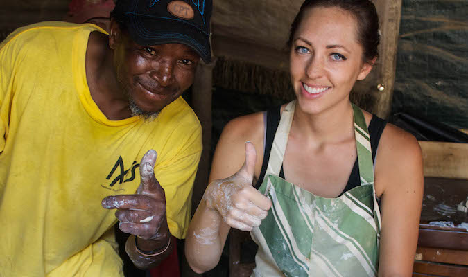Uma única viajante Christine Addis faz amizade com moradores locais na África do Sul