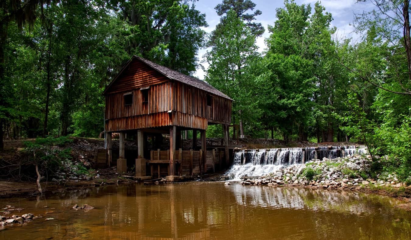 Antigo edifício de madeira à beira do rio no Sul dos Estados Unidos