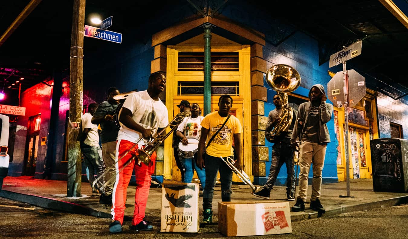 Banda ao vivo tocando música nas ruas de Nova Orleans
