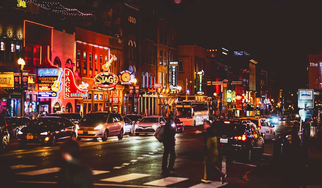 Luzes brilhantes do centro de Nashville, Tennessee, à noite