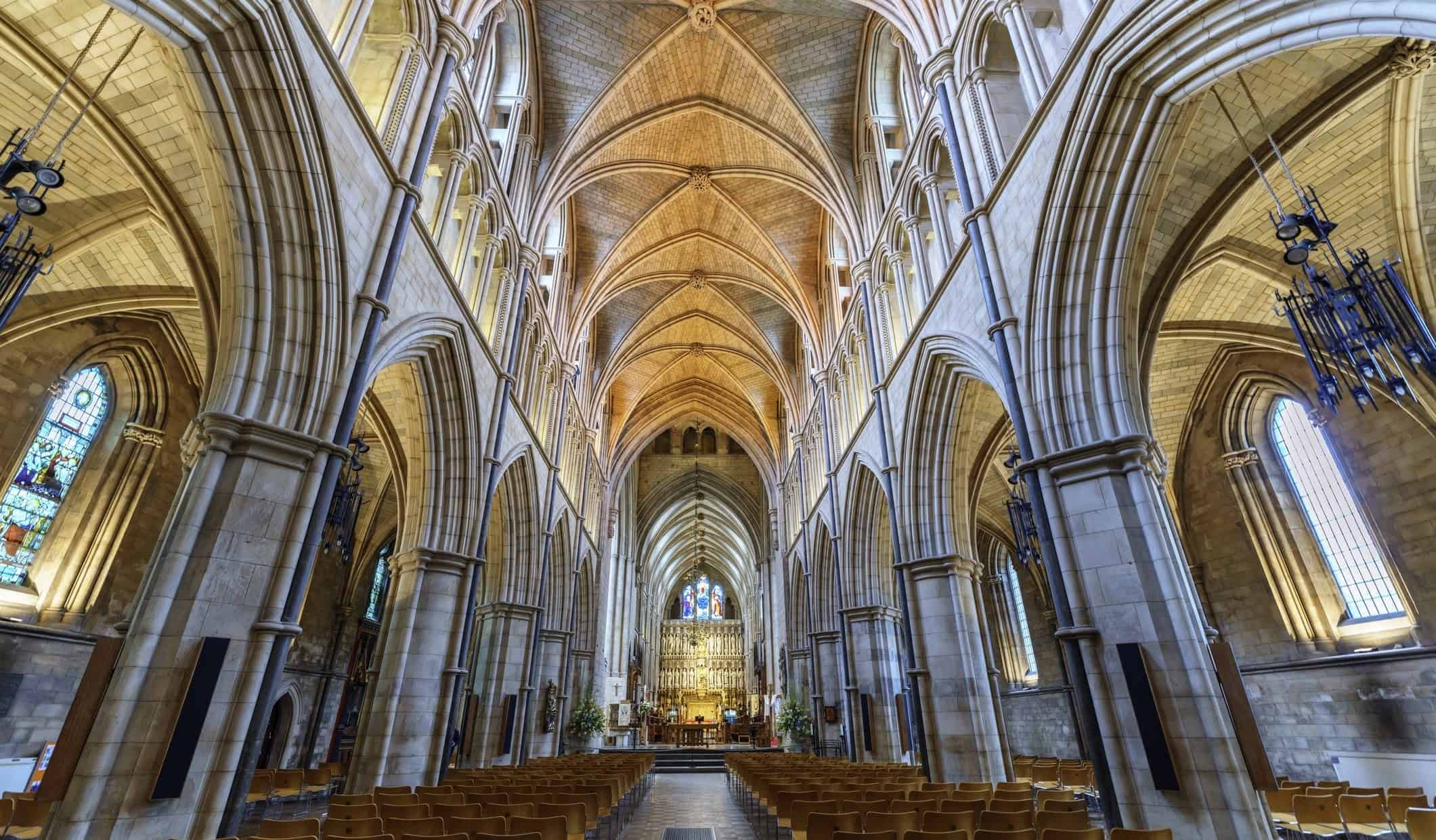 A imagem larg a-angular da nave, o altar e Apsides na Catedral Sautvark em Londres, Inglaterra