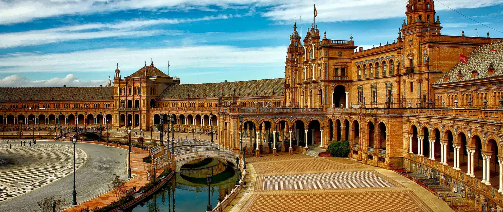 Bela arquitetura do Palácio Alkasar em Sevilha, Espanha