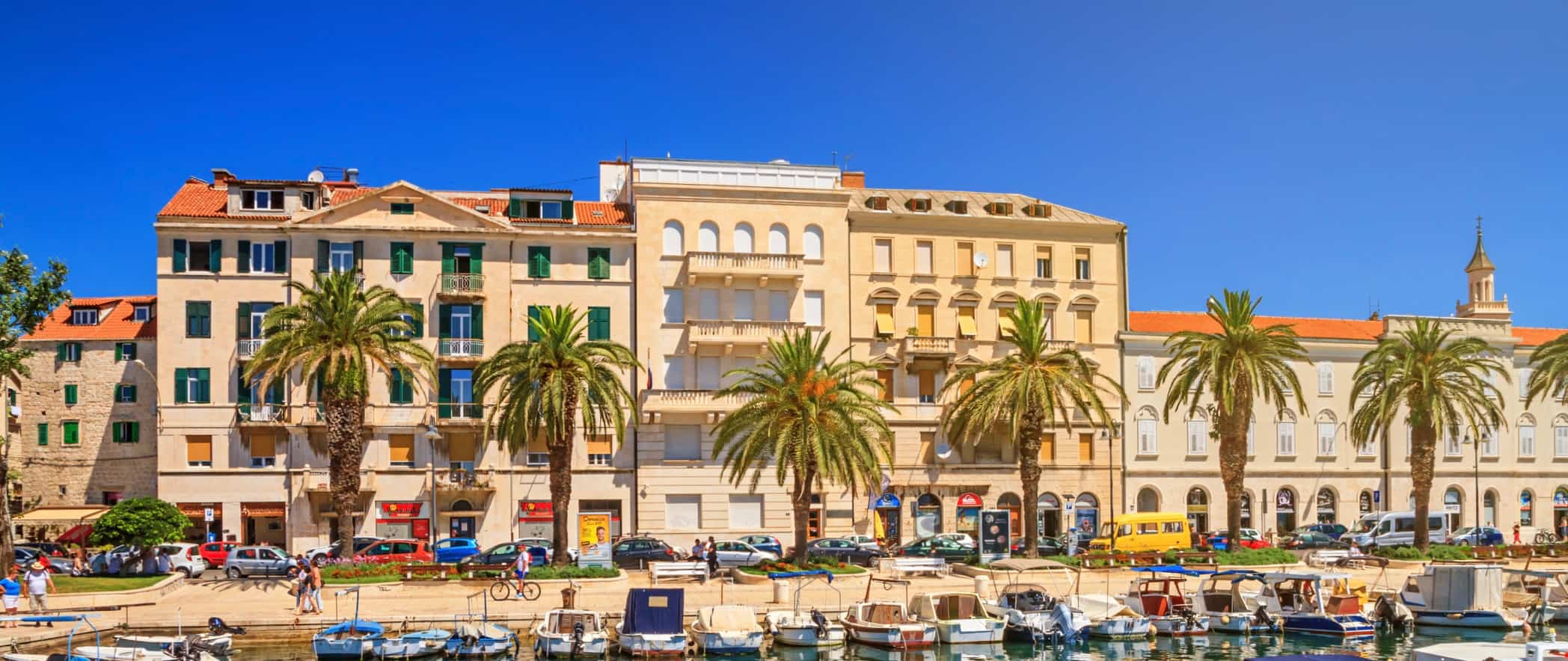 A encantadora costa de Split, Croácia e seus edifícios históricos à beir a-mar