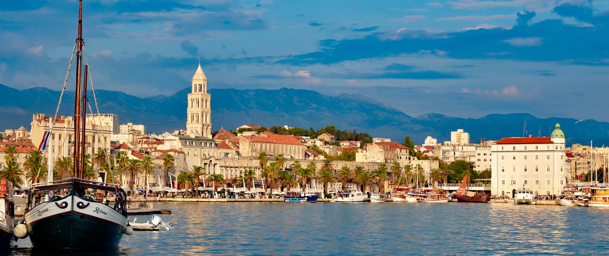 Pequeno veleiro navegando no mar perto de Split, Croácia