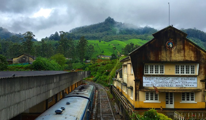 Estação ferroviária no Sri Lanka em um dia escuro e sombrio