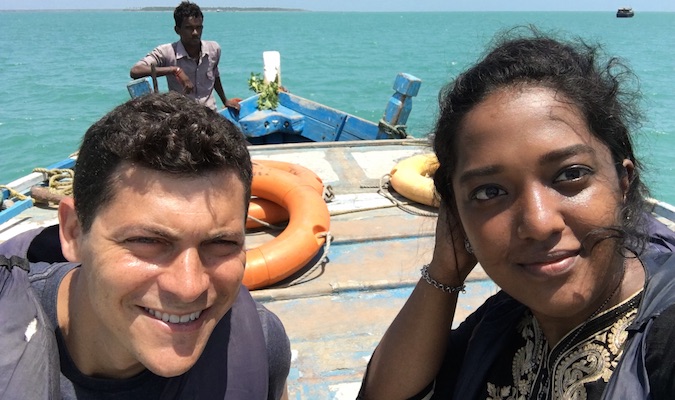 Nomad Matt com um guia amigável em um barco no Sri Lanka