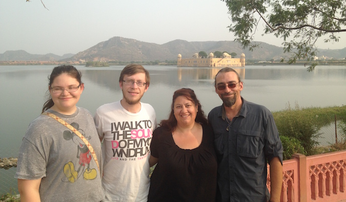 A família Schwartz posa para a foto em frente ao Palácio Amber em Jaipur, Índia