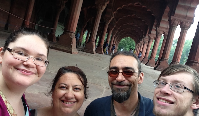 A família Schwartz faz selfies familiares no forte vermelho em Dekhli, Índia