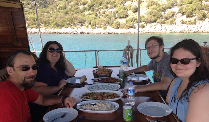 A família Schwartz come juntos durante um cruzeiro no Mar Mediterrâneo na Europa