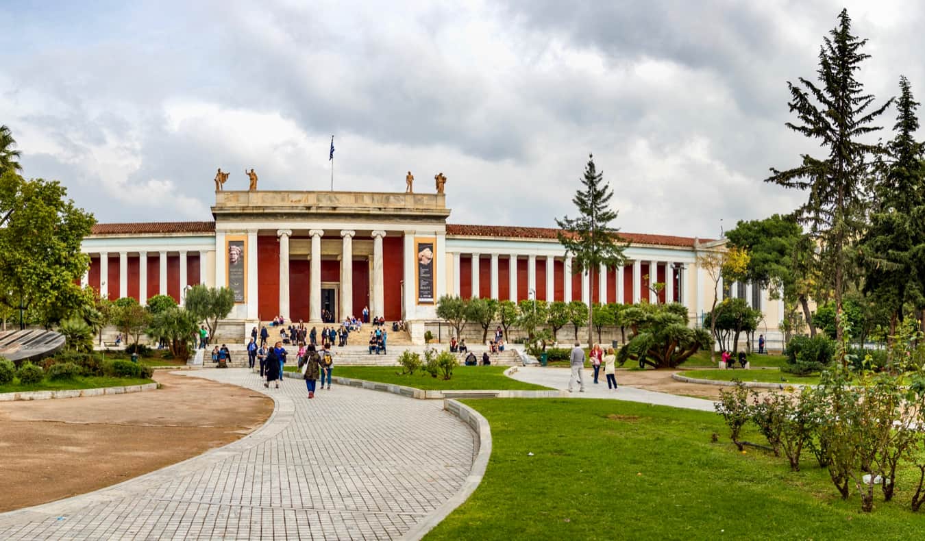 Grande museu na área da exarchia em Atenas, Grécia, cheia de visitantes