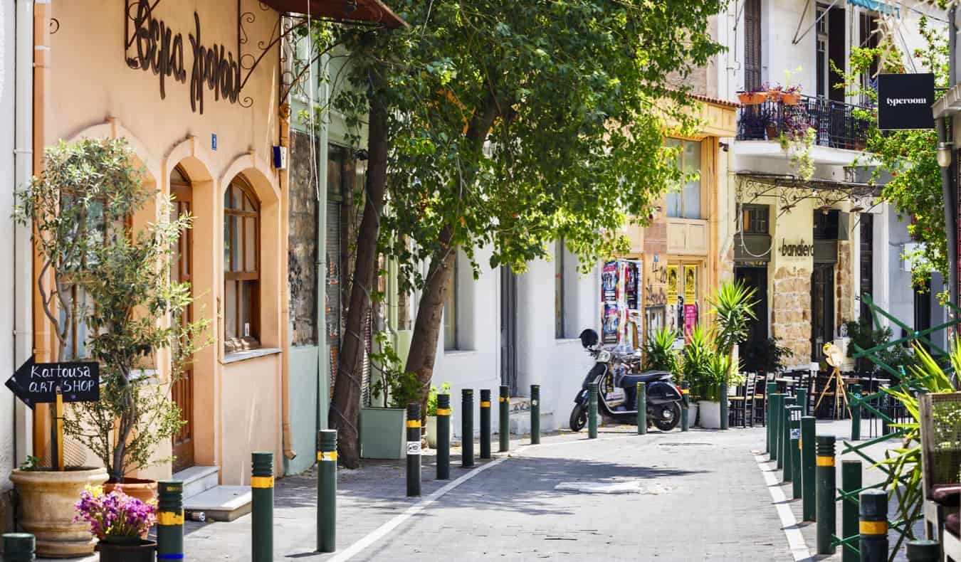 Uma rua tranquila e vazia em um dia ensolarado na área de Psirry, em Atenas, Grécia