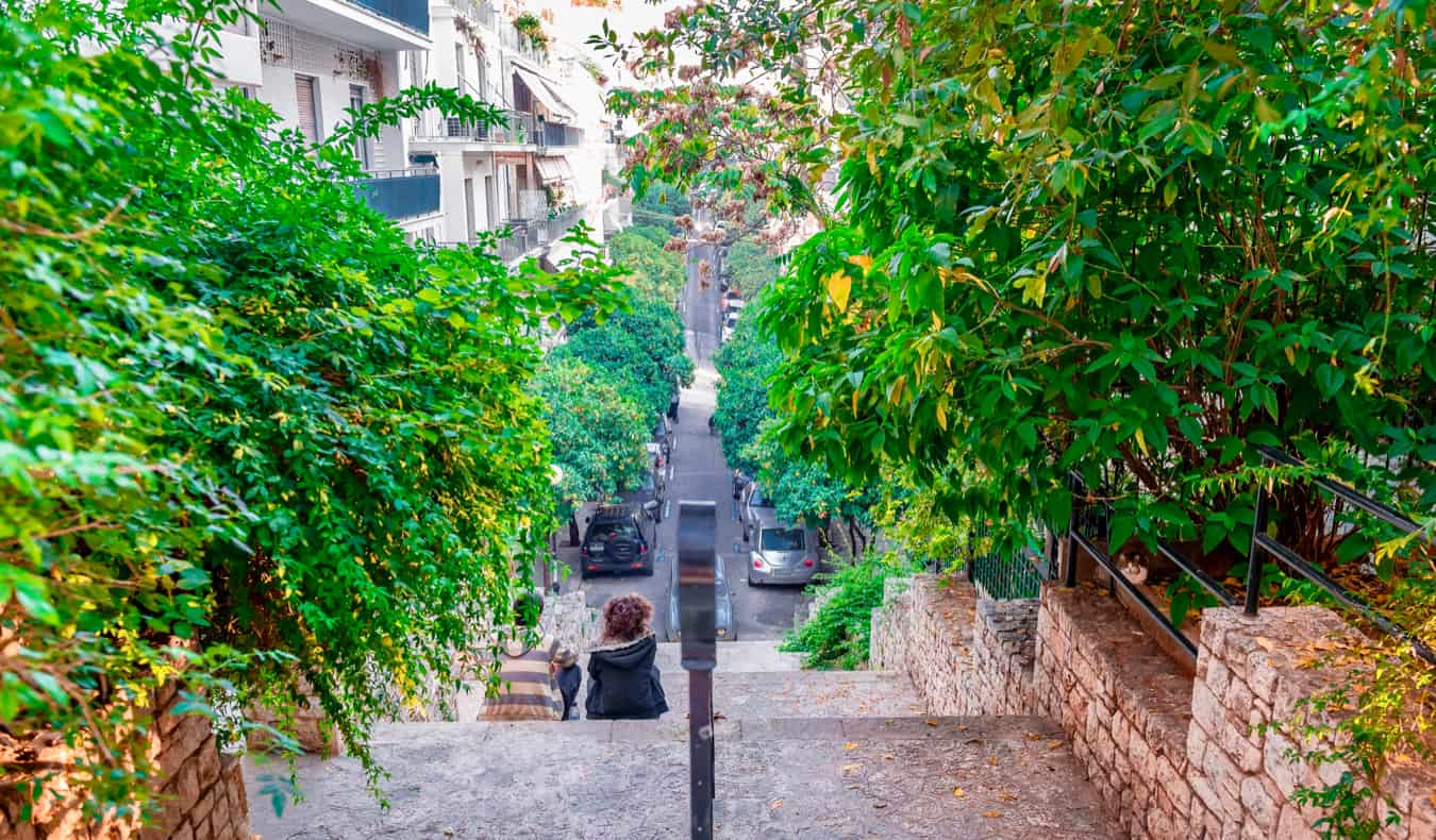 Verdes exuberantes em torno de um caminho de pedestre estreito na área de Kolonaki em Atenas, Grécia