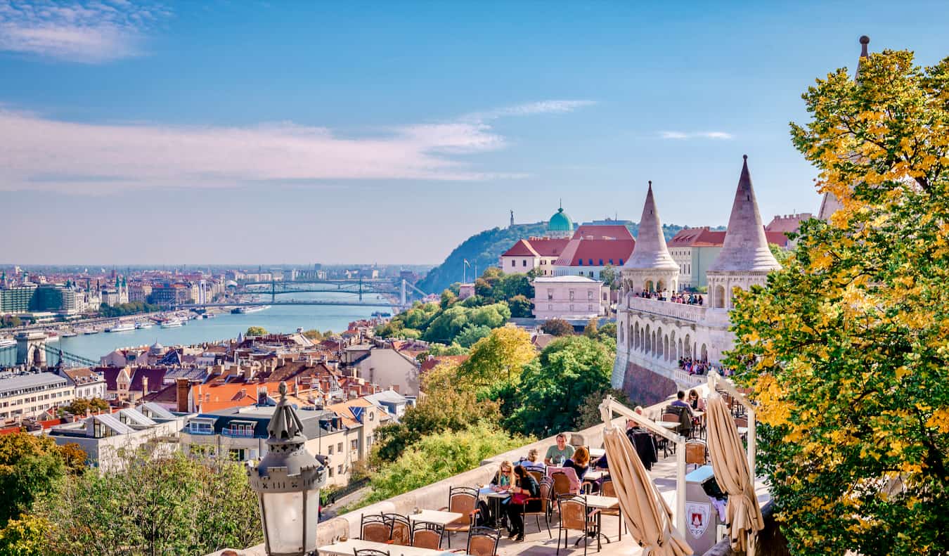As pessoas gostam do panorama de Budapeste, Hungria, em um dia ensolarado