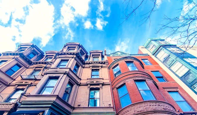 Conjunto de prédios de apartamentos coloridos e céu azul brilhante