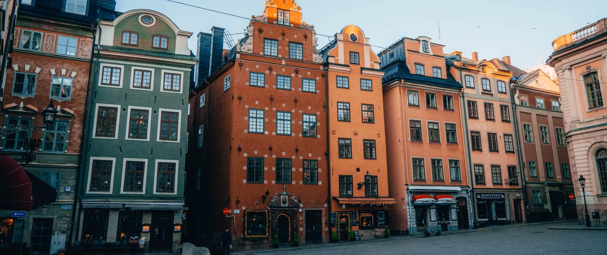 Edifícios históricos multifolorados na praça em Gamla Stan, a antiga cidade de Estocolmo, Suécia