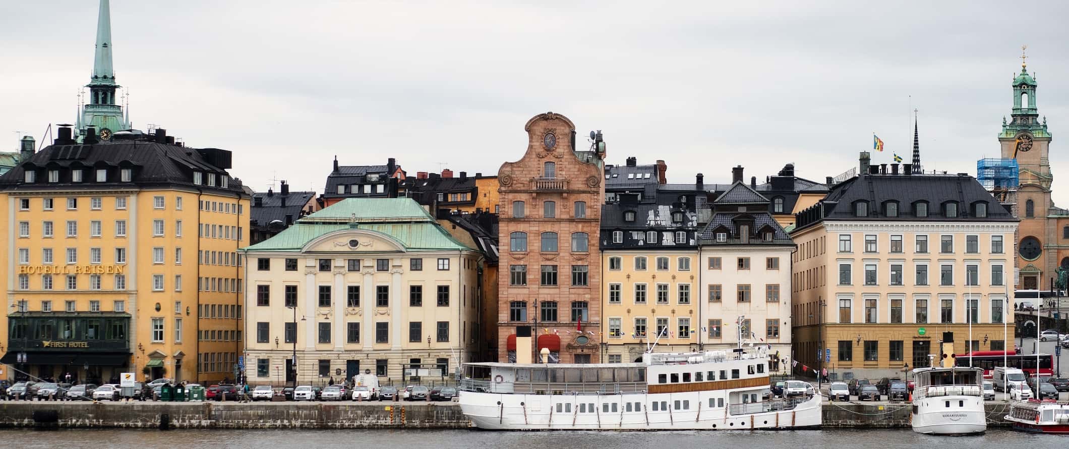 Edifícios bege no aterro de Estocolmo, Suécia