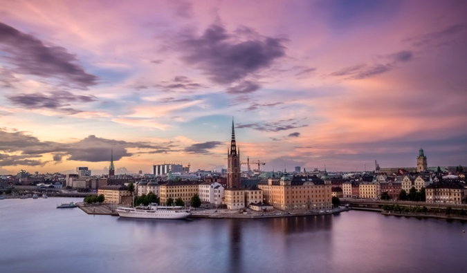 Foto de Estocolmo, a capital da Suécia, feita com uma longa exposição, ao nascer do sol