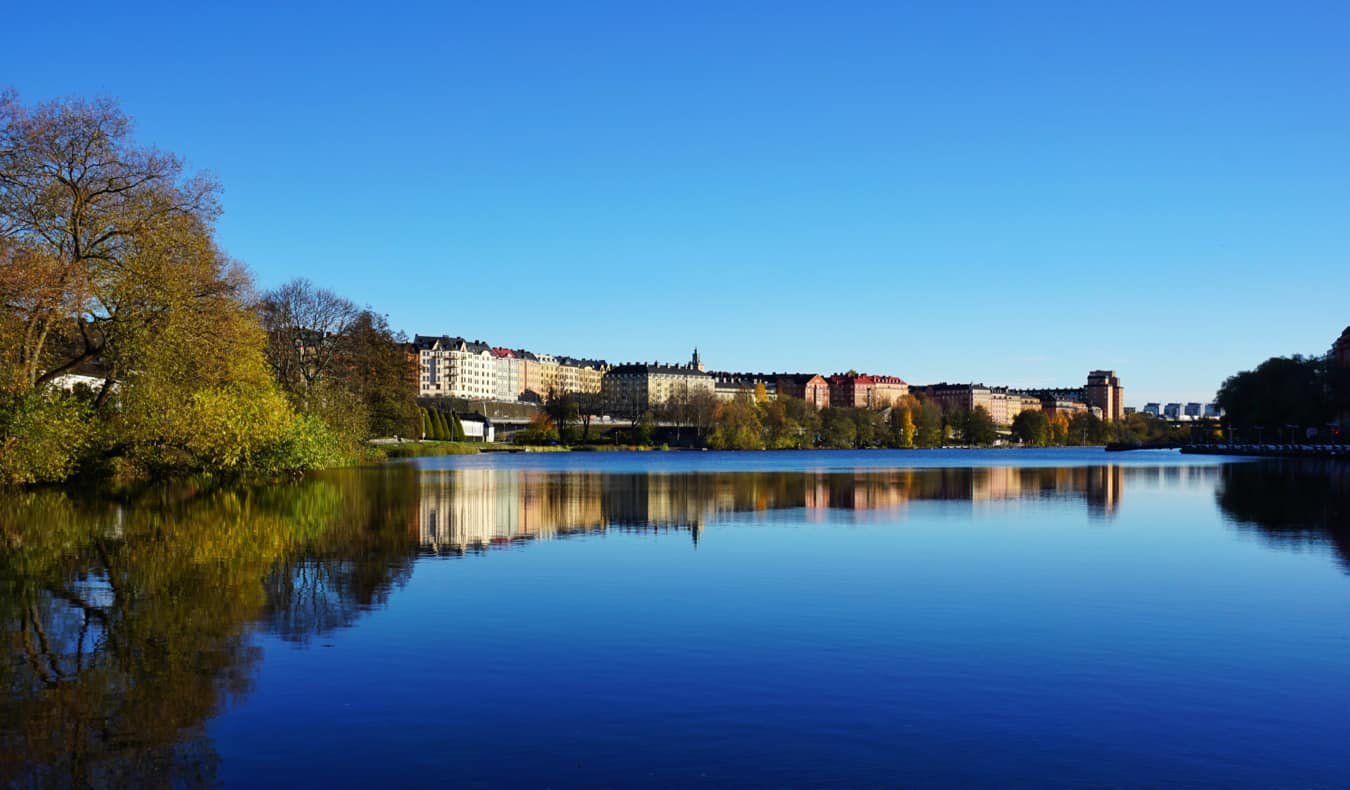 Vista através da água em Estocolmo no distrito de Kungskholmen