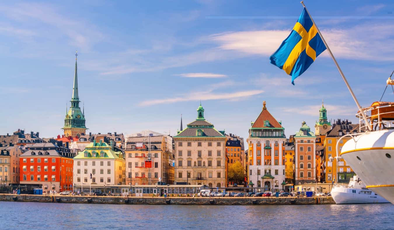 Vista de Estocolmo, Suécia, num dia de verão brilhante com um barco na água