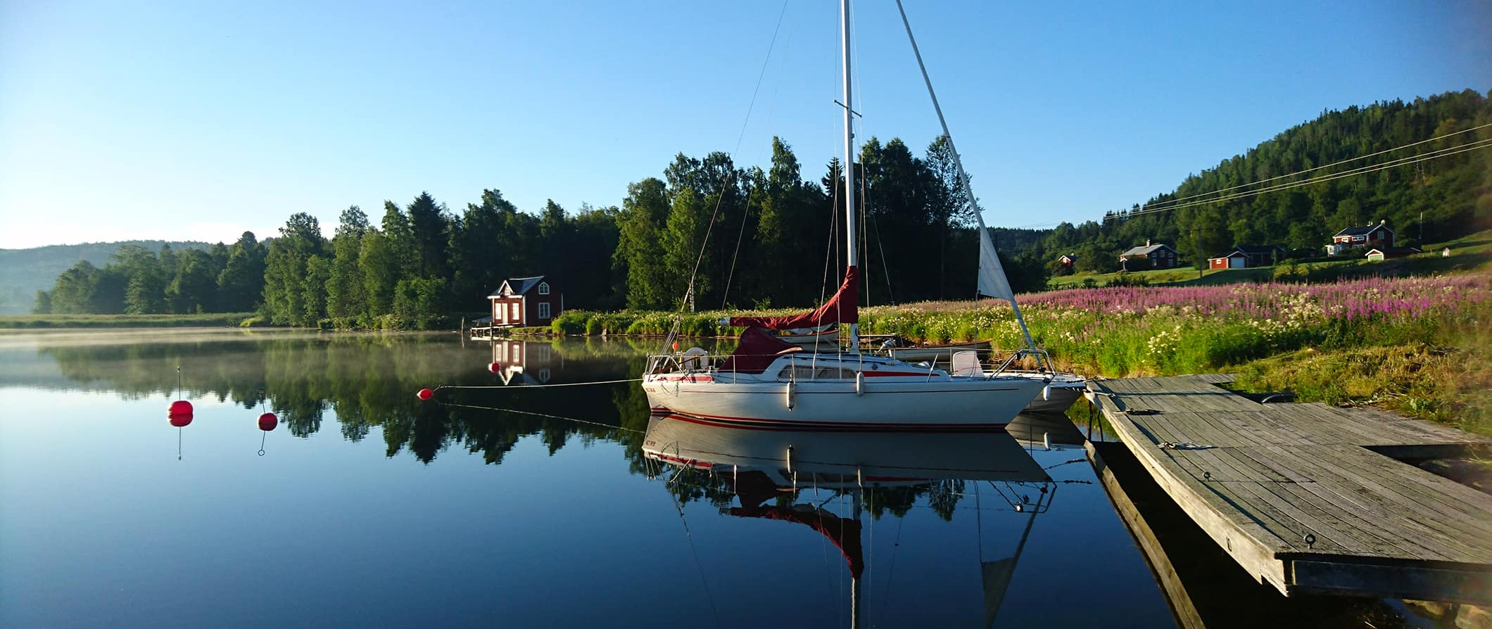 Paisagem serena à beira do lago na Suécia