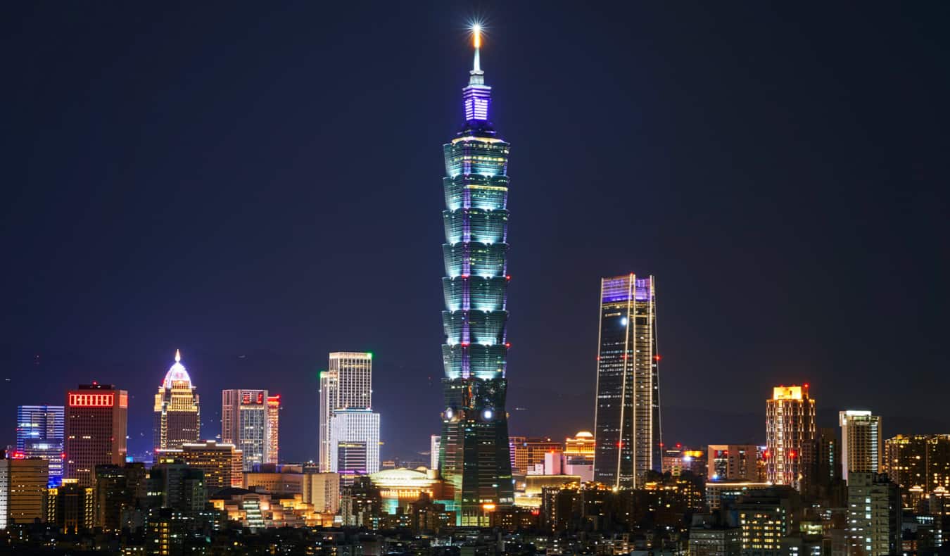 Taipei 101 em Taiwan ao anoitecer