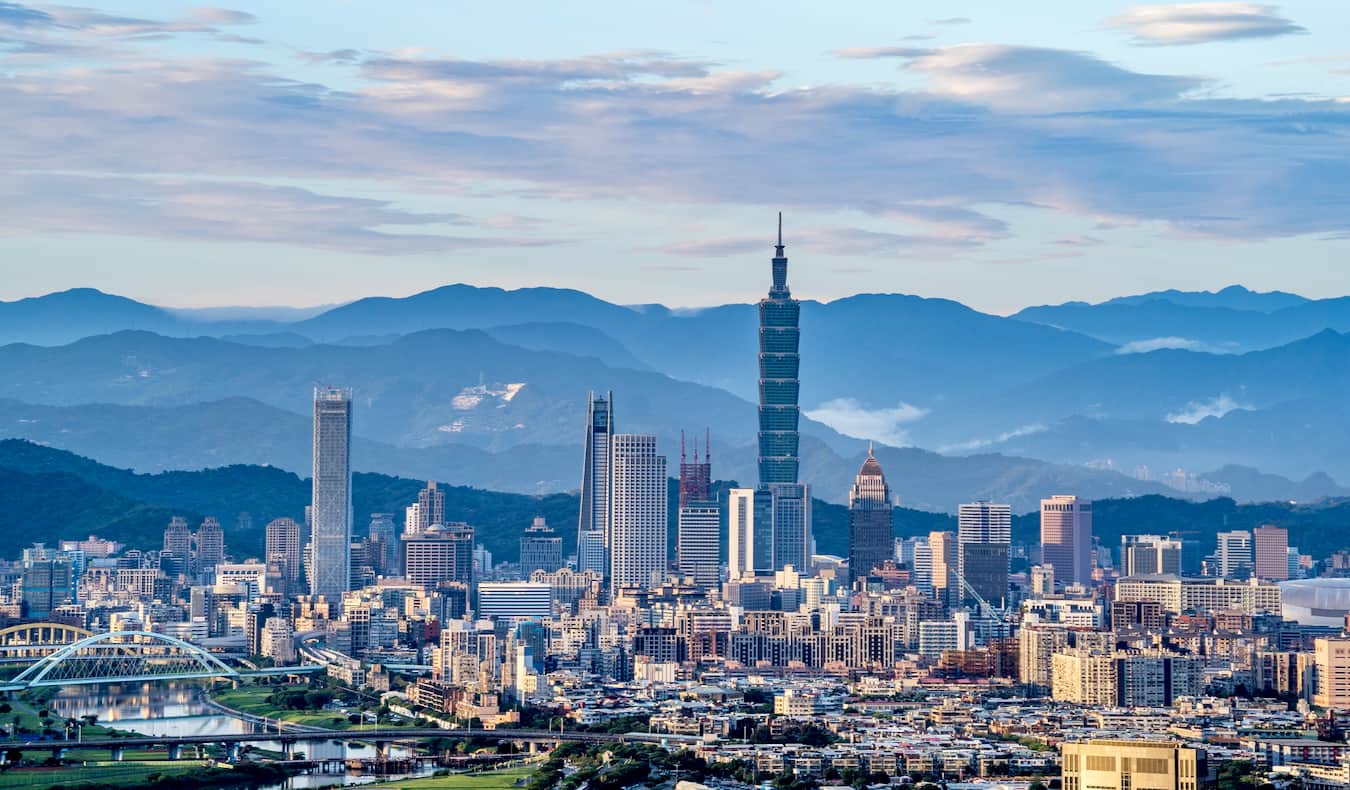 O imponente horizonte de Taipei, Taiwan, mostrando Taipei 101