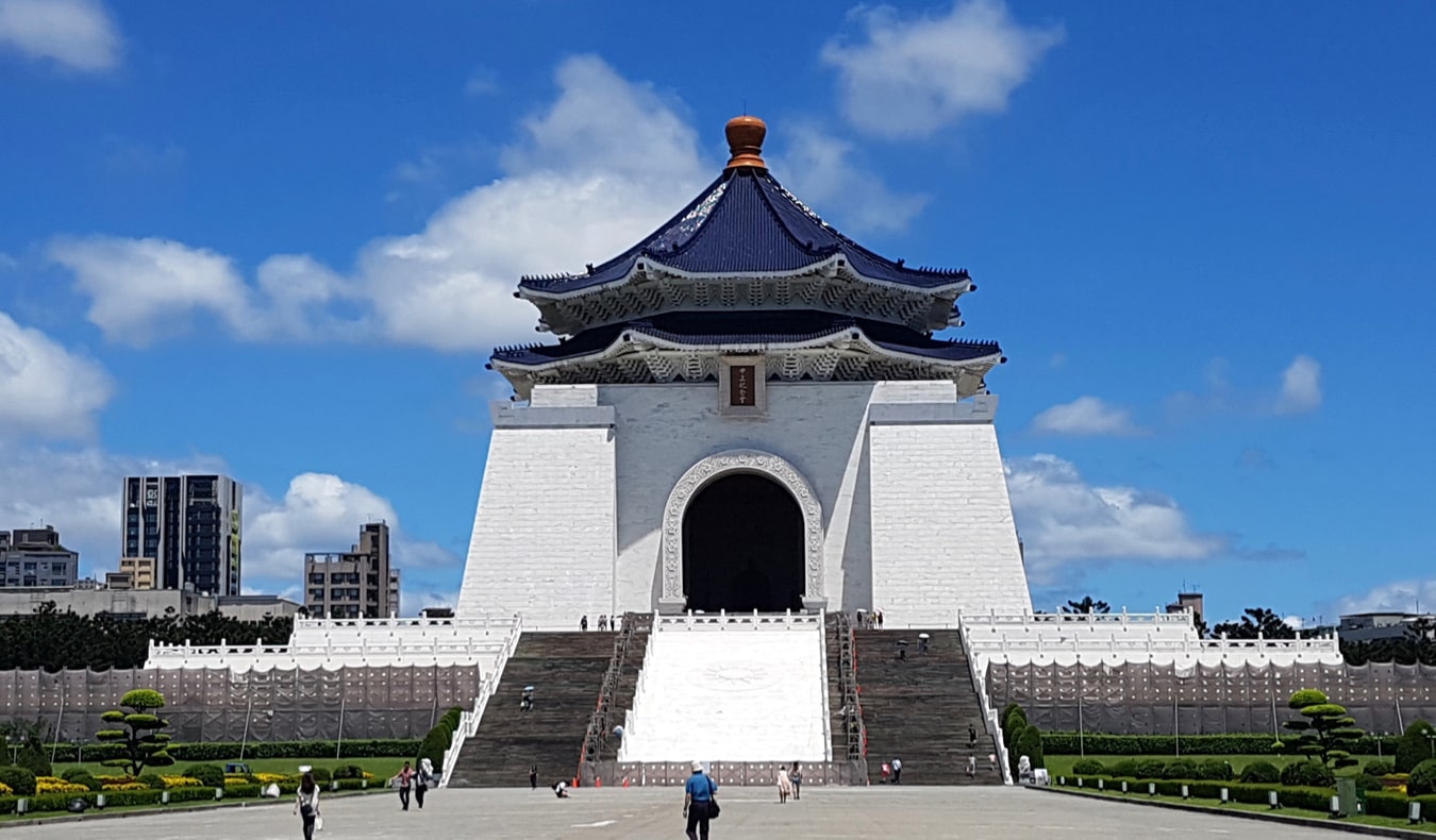 O enorme edifício Memorial Chiang Kai-shek e a Praça da Liberdade em Taipei, Taiwan