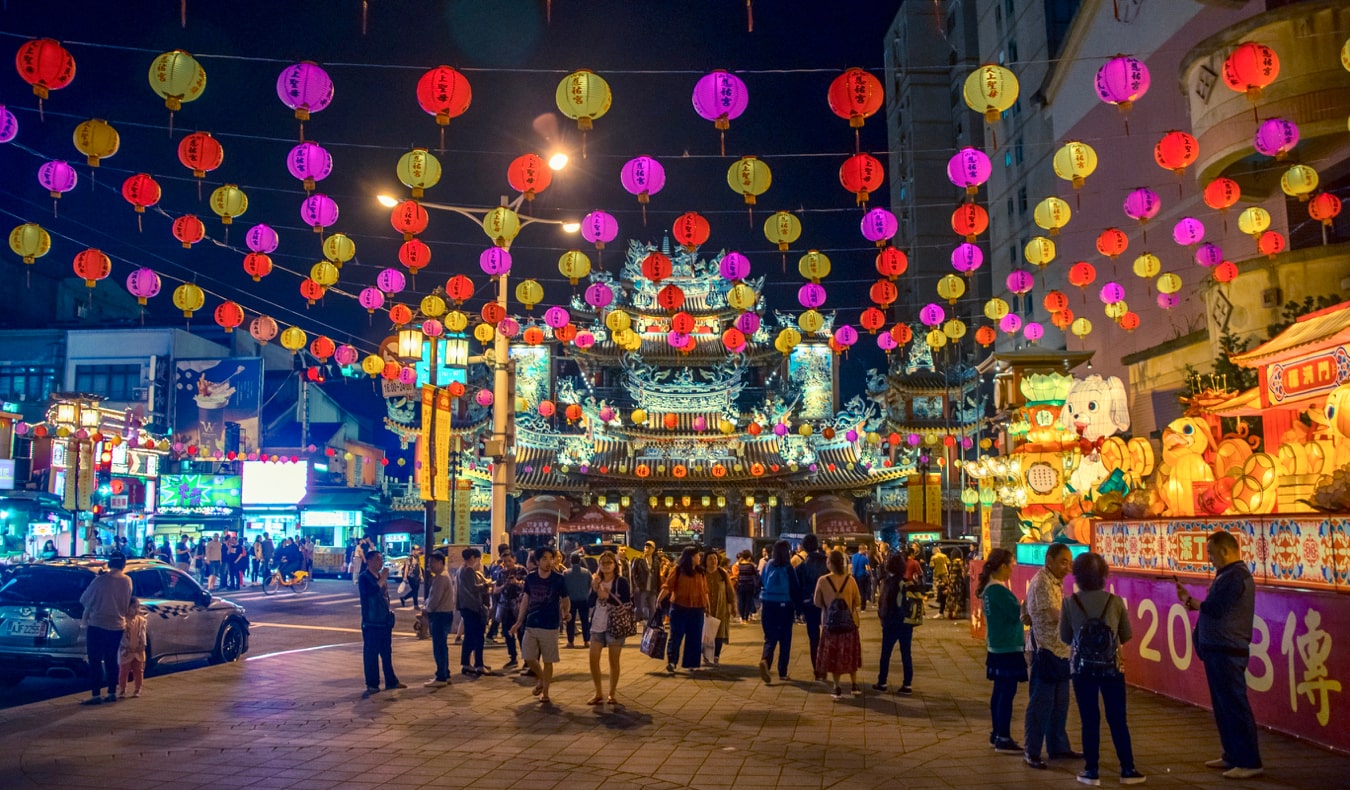Mercado noturno movimentado cheio de pessoas em Taipei, Taiwan