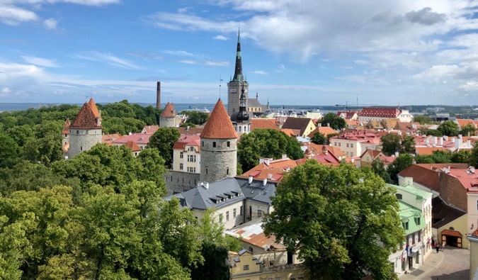 Vista da Cidade Velha de Tallinn, Estônia, em um dia brilhante de verão