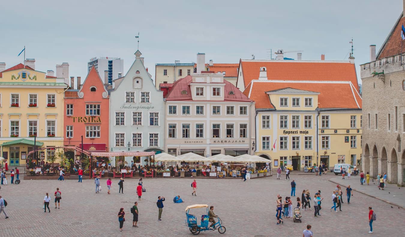 Pessoas fazendo compras e relaxando na cidade velha de Tallinn, Estônia