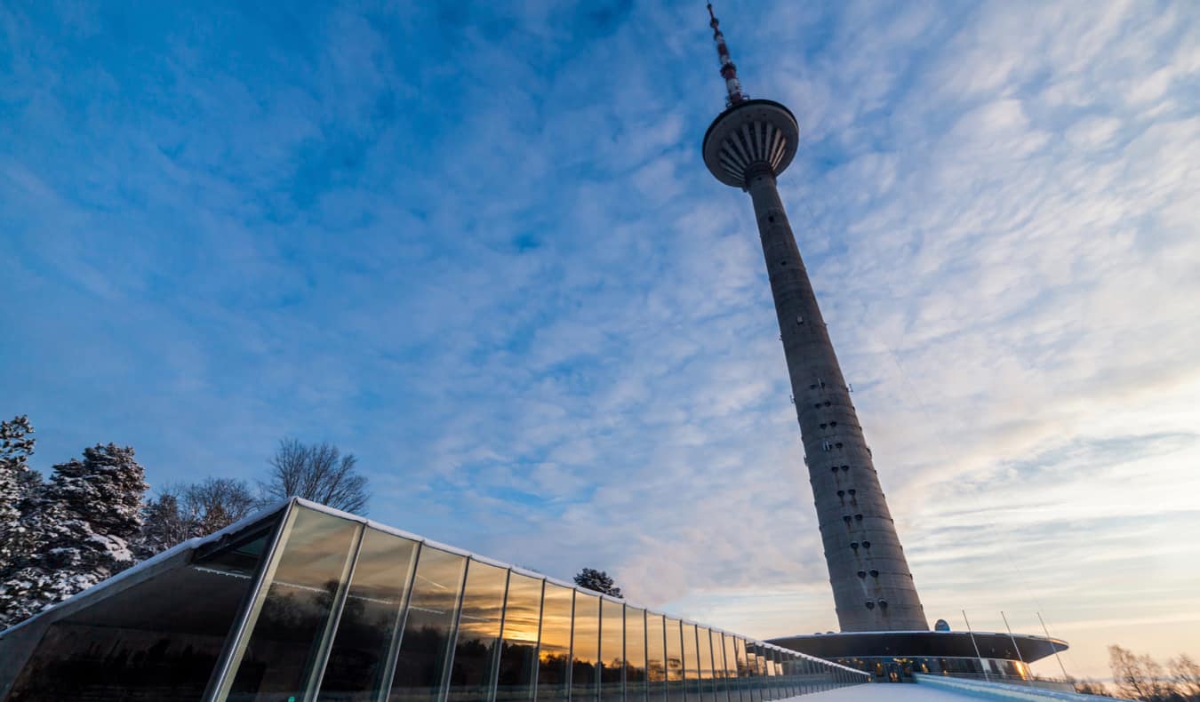Torre de TV popular em Tallinn, Estônia, com vista para a cidade